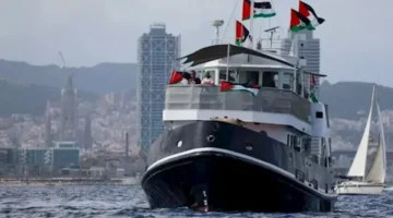 قوات الاحتلال تقتحم سفينة “عكا” التابعة لأسطول الصمود العالمي في عرض البحر